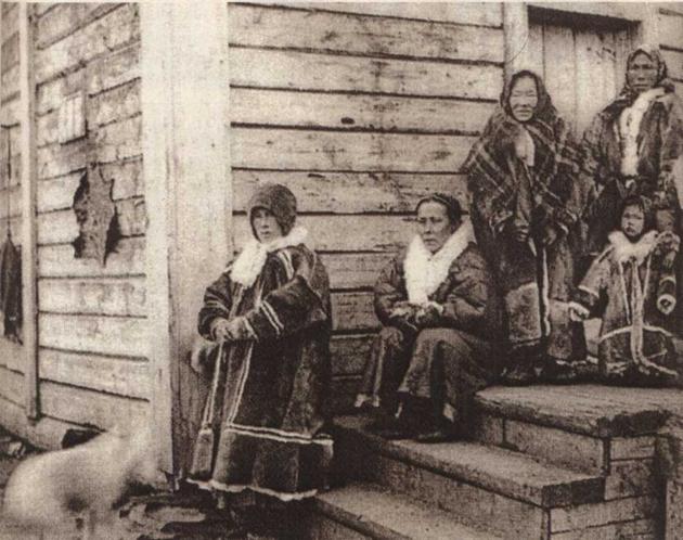 Ненецкие женщины на крыльце дома. Становище Белушья Губа